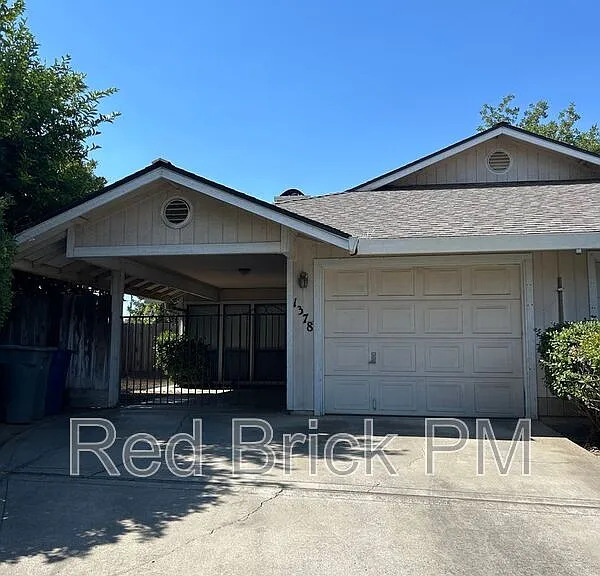 1378 Queens Cir — Photo 1