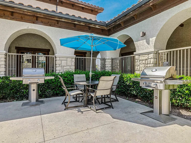 Poolside BBQ and Picnic Areas