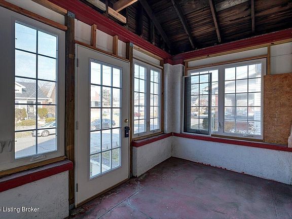 4th image of 303 S 43rd St