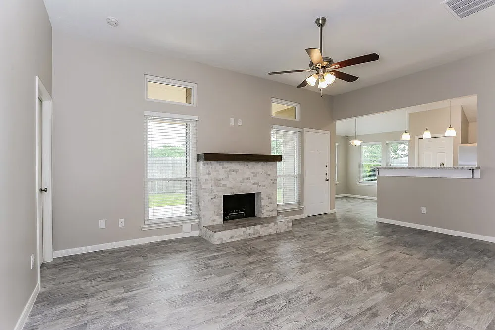 3 bed, 2.0 bath, 1211 sqft, $1,820 — Photo 3