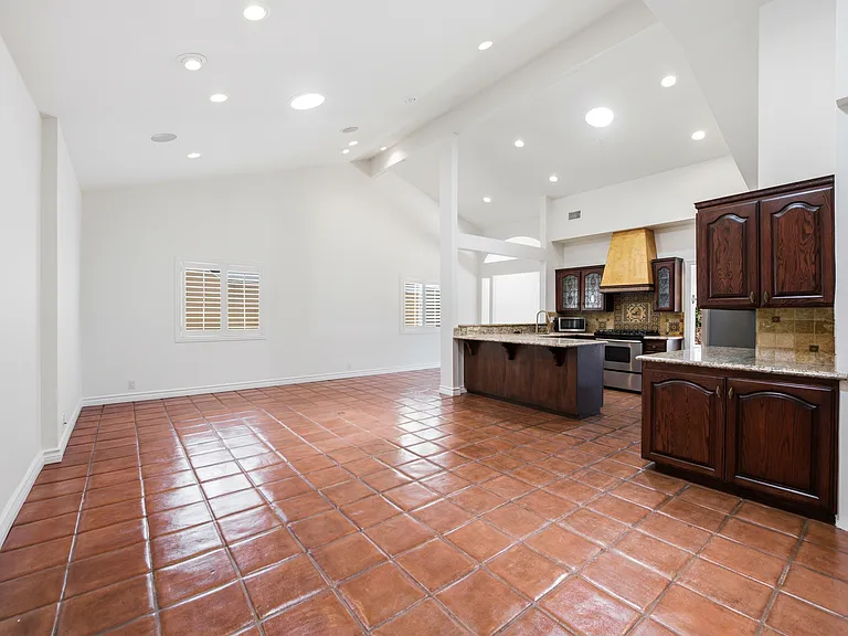 1090 Elfstone Ct — Photo 10