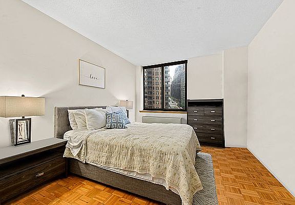 4th image of 250 E 40th St APT 8E