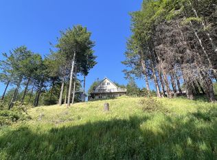 124 Albatross Rd, Whitethorn, CA 95589