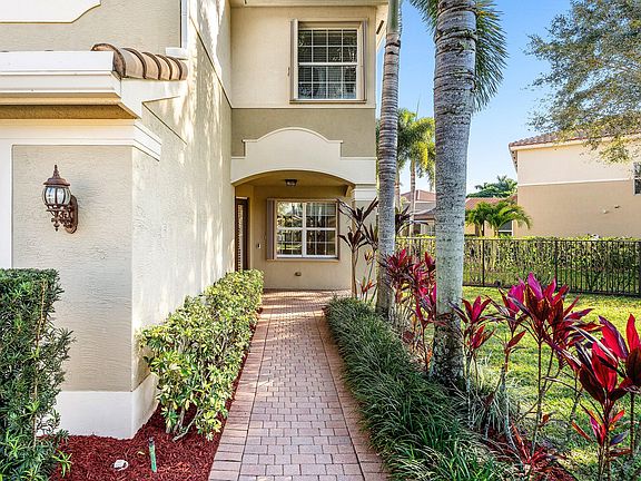 3rd image of 8316 Calabria Lakes Drive