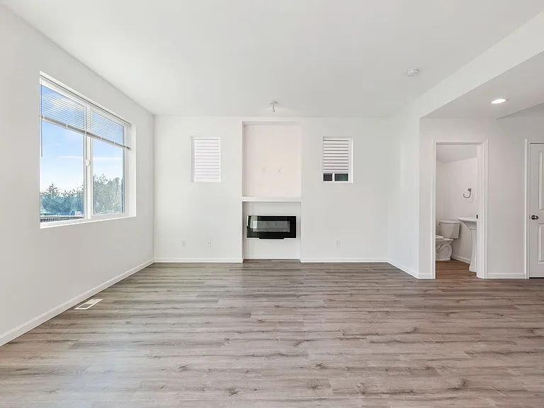 1061 Ebbets Dr SW — Photo 9