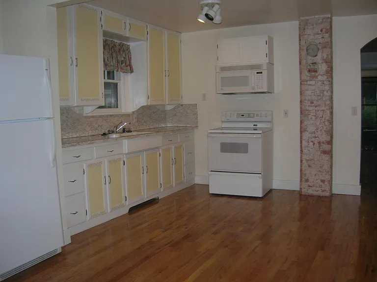 1028 Bross St — Photo 8