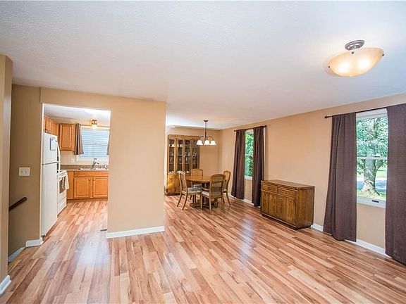 5th image of 40 Meadowlark Dr