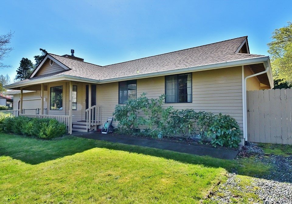 Welcome home to this wonderfully maintained rambler in East Bremerton.
