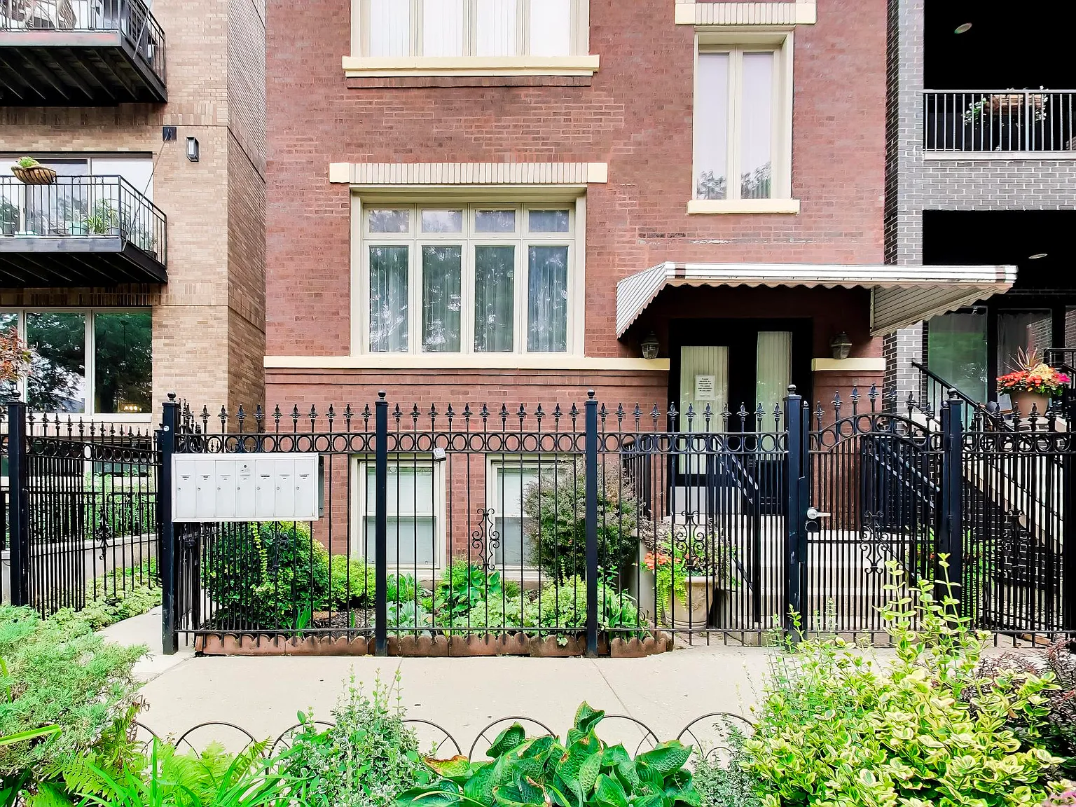 2 bed, 770 sqft, $1,600 — Photo 3