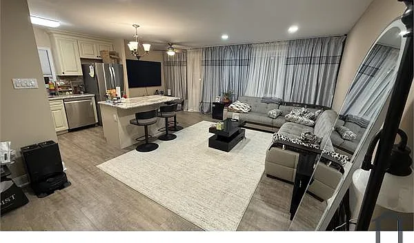 2 bed, 760 sqft, $2,050 — Photo 2