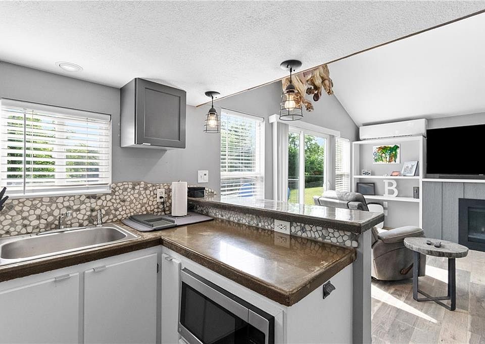 10th image of 5891 SE Mohawk Dr