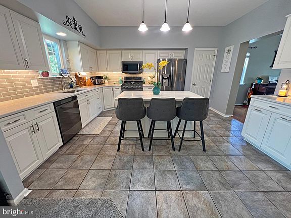 3rd image of 218 Waterford Way