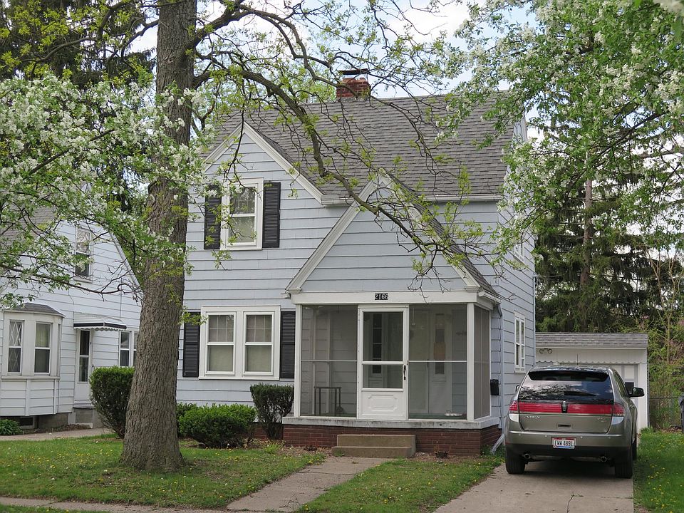 Great curb appeal with nice enclosed front porch