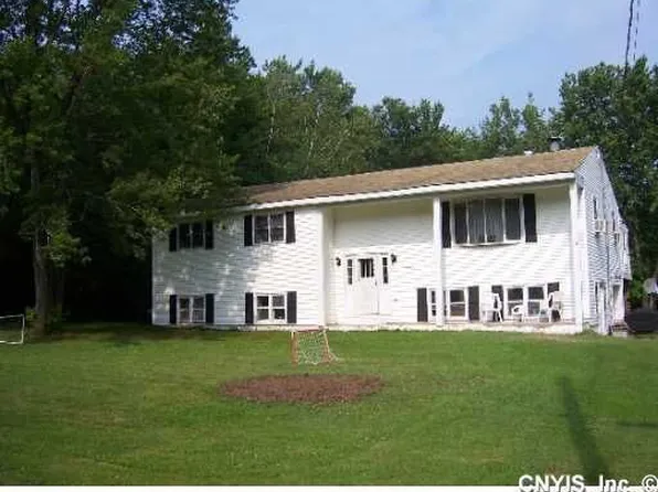 72 Marsden Rd, Bernhards Bay, NY 13028