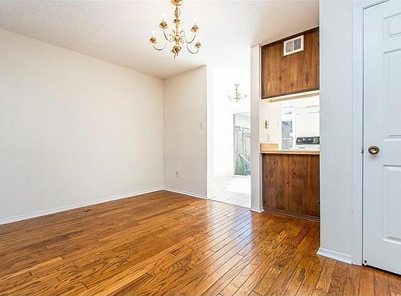 5th image of 2422 Oxford Pl