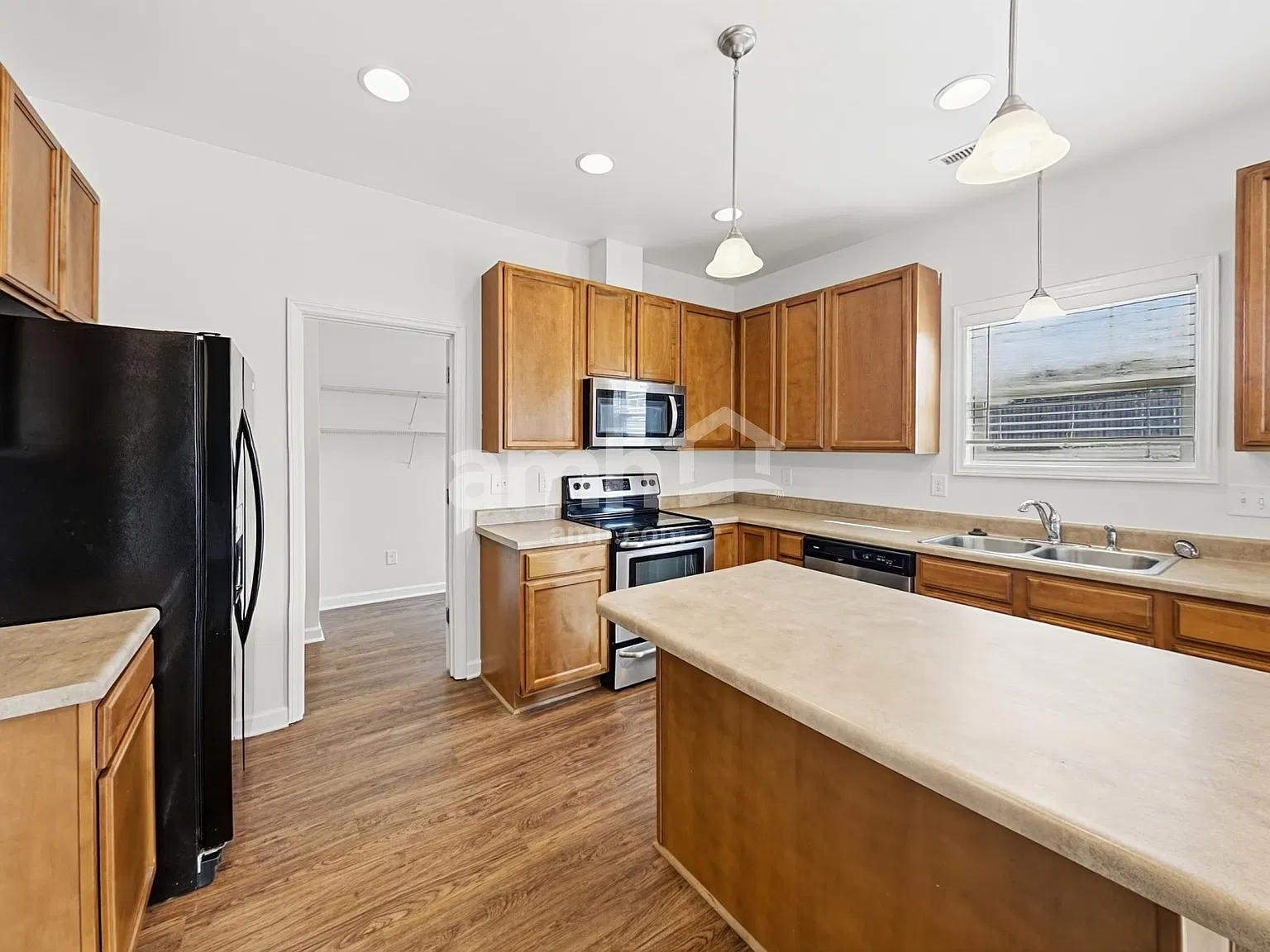 3 bed, 2.5 bath, 1520 sqft, $1,920 — Photo 4