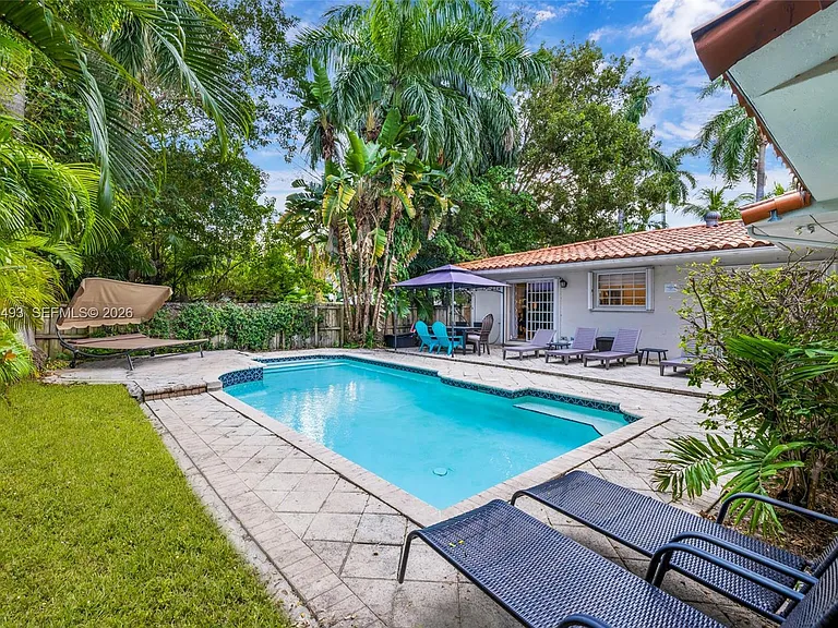 7711 Coquina Dr — Photo 3