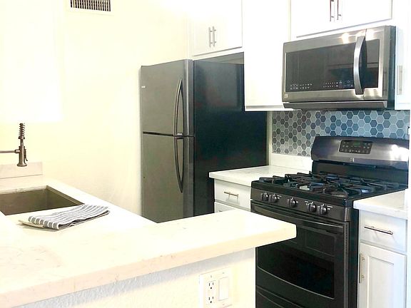 3rd image of 3828 N 32nd St Unit 205