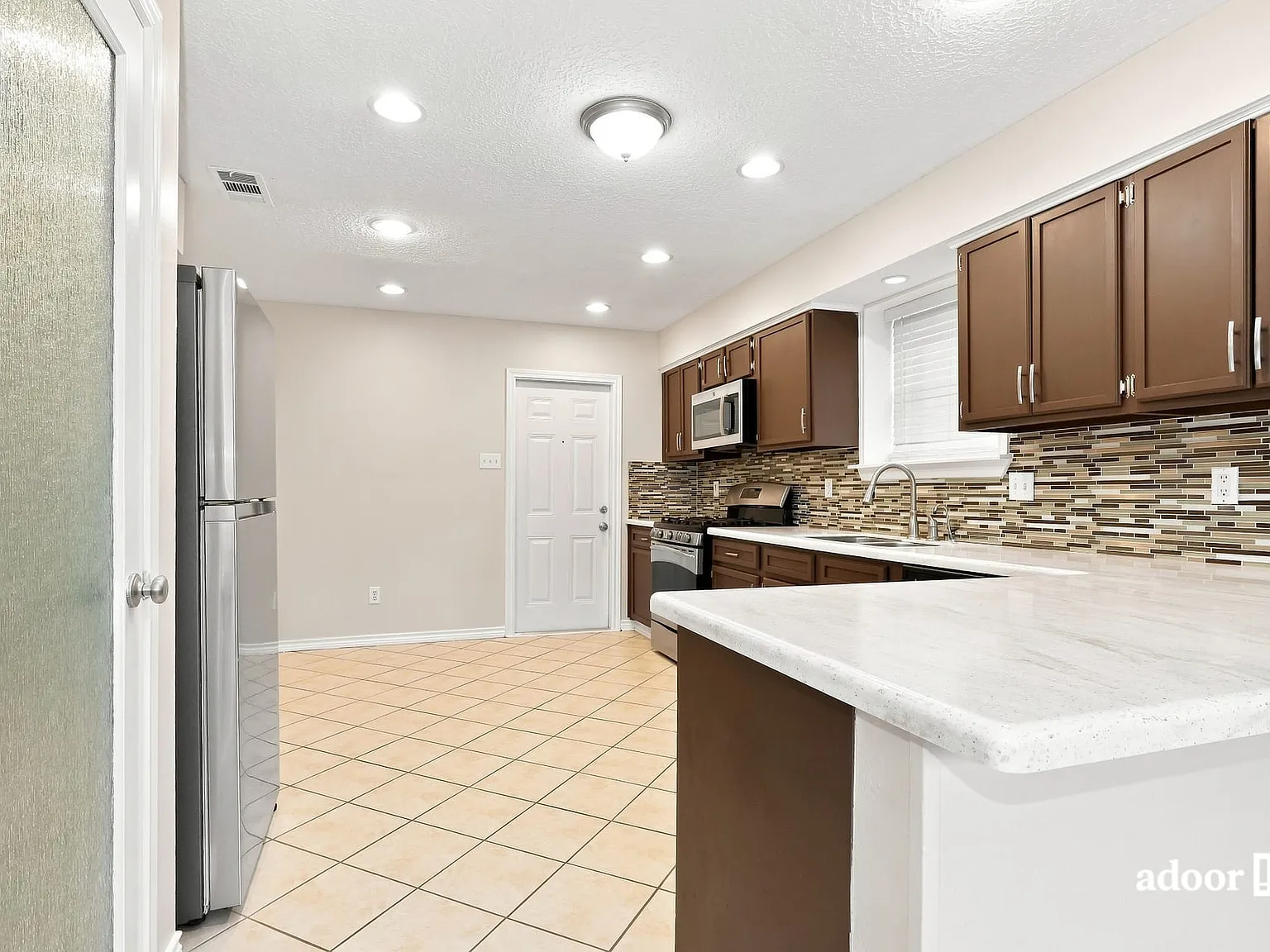 3 bed, 2.5 bath, 1696 sqft, $1,995 — Photo 4