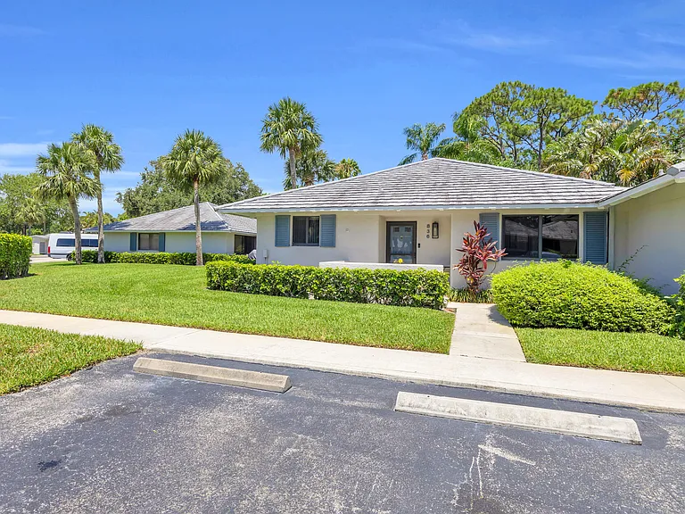 836 Club Dr — Photo 2