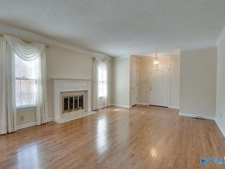 313 Kensington Ct SW — Photo 1