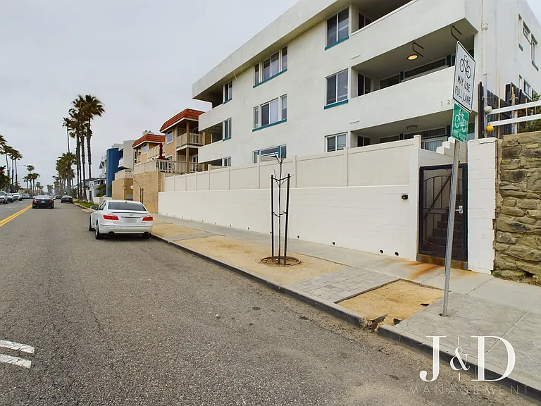 Newly Renovated Units Near the Beach with Parking — Photo 27
