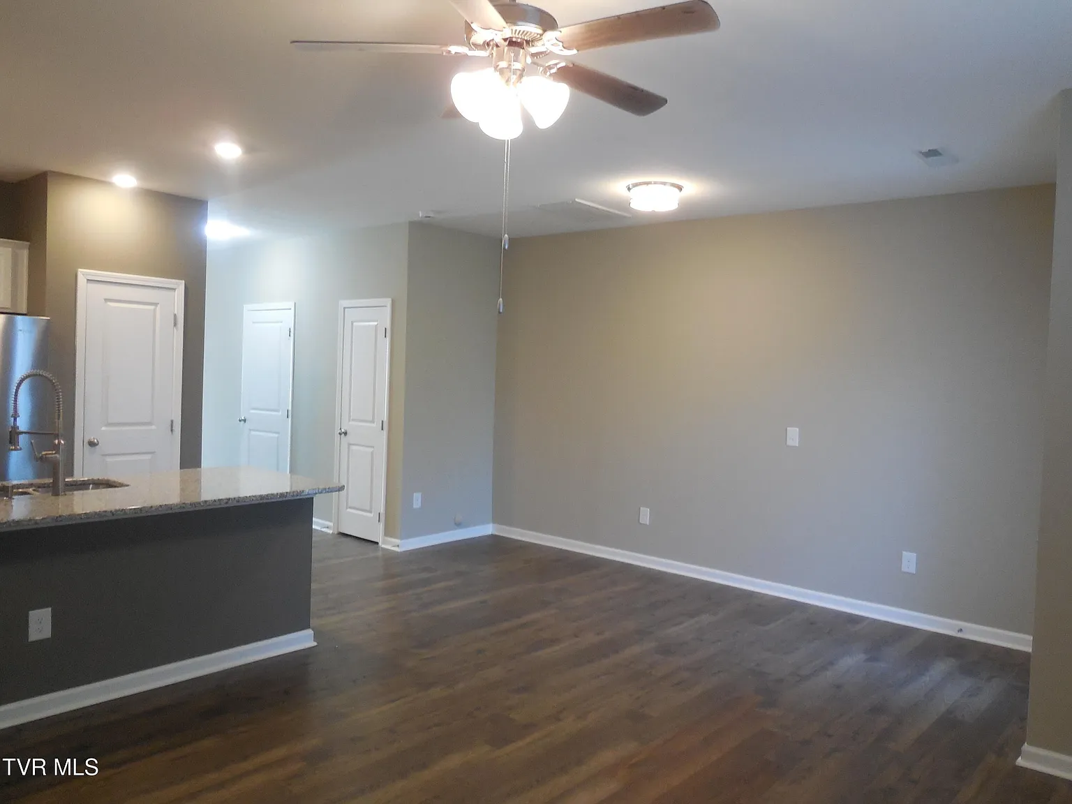 3 bed, 2.5 bath, 1418 sqft, $1,895 — Photo 4