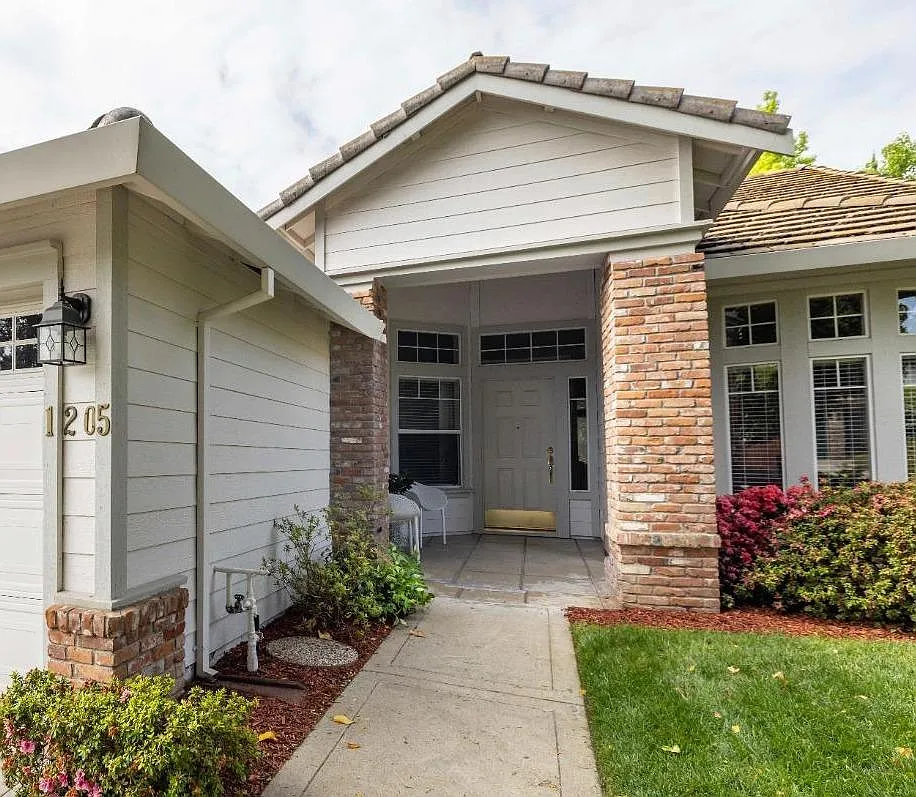 1205 Mercedes Dr photo 1