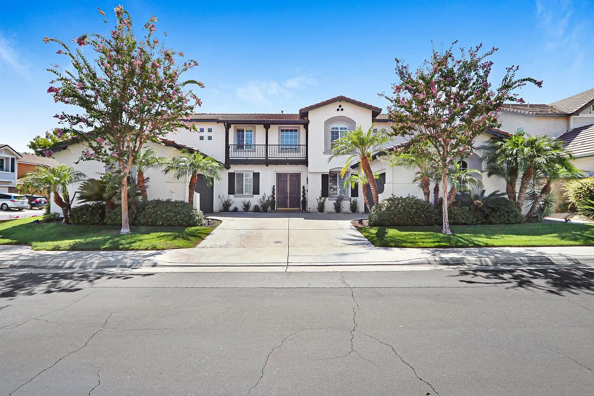 5 bed, 4.5 bath, 4312 sqft, $5,495 — Photo 1