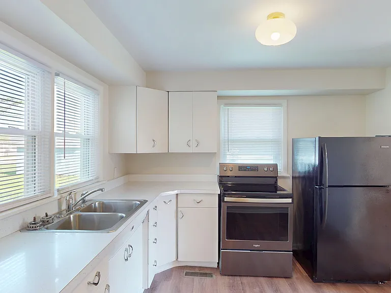 3906 S Poplar St — Photo 12