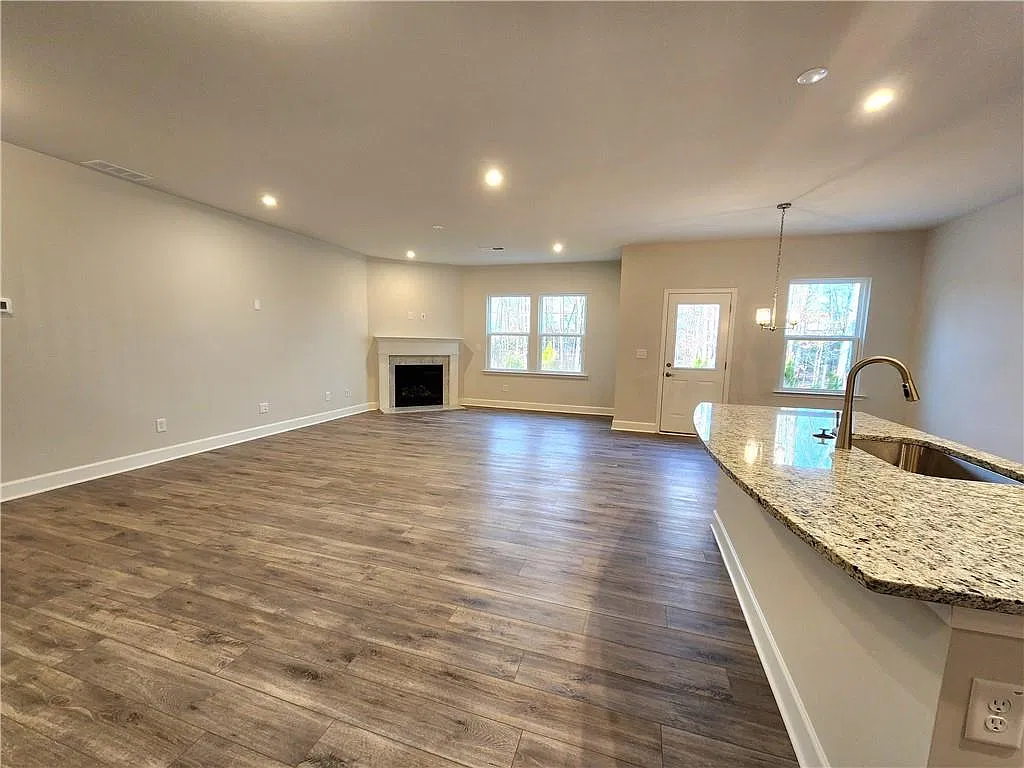 4 bed, 3.5 bath, 2751 sqft, $2,500 — Photo 2