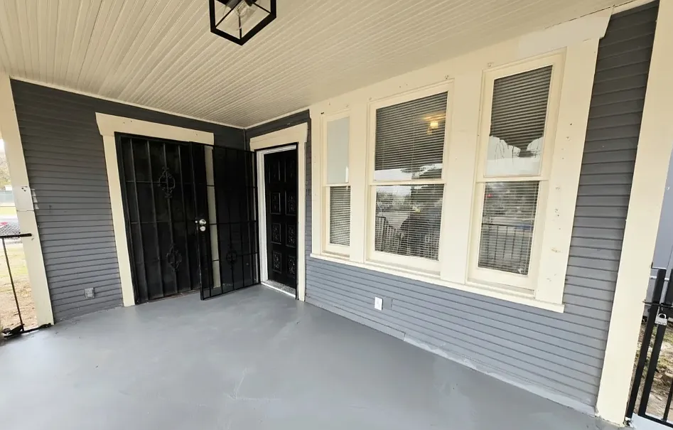 2623 W Houston St — Photo 1
