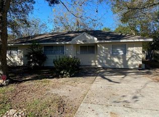 101 Inwood Ln, Highlands, TX 77562