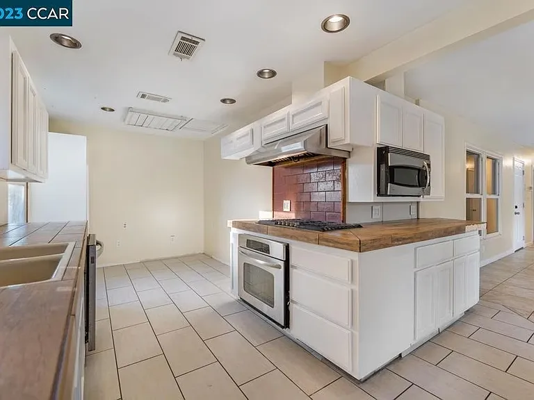 1502 Oakwood Dr — Photo 16