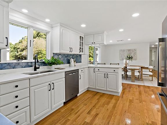 4th image of 245 Chestnut St