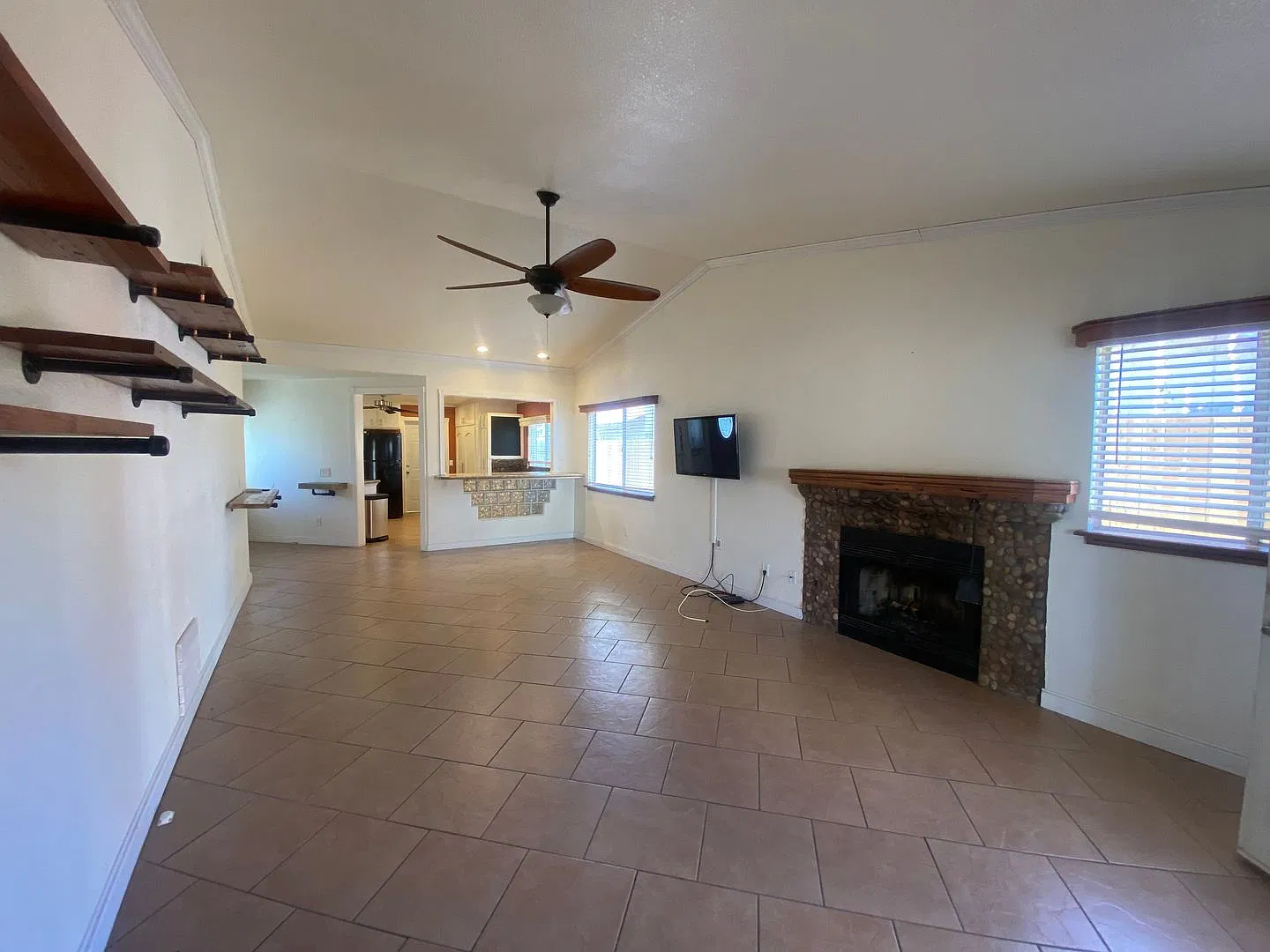 Lancaster 3 bedroom available now! — Photo 3