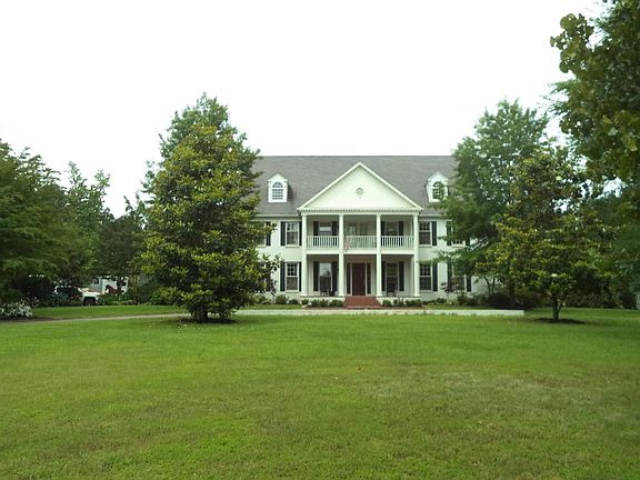3rd image of 910 Skyline Dr
