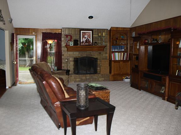 Large Living w/ Wet Bar