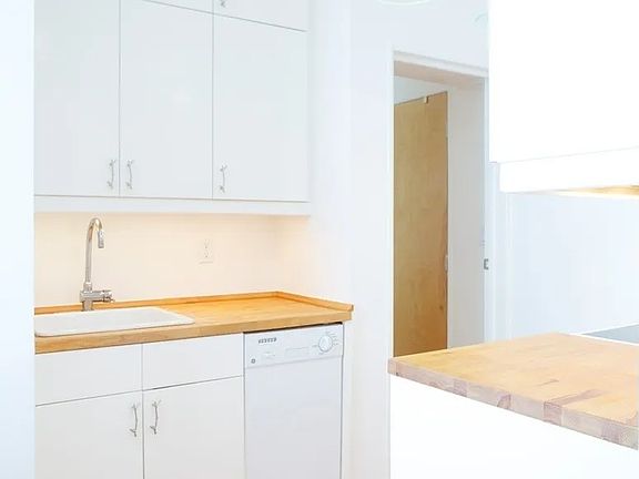 3rd image of 140 W 71st St APT 6B