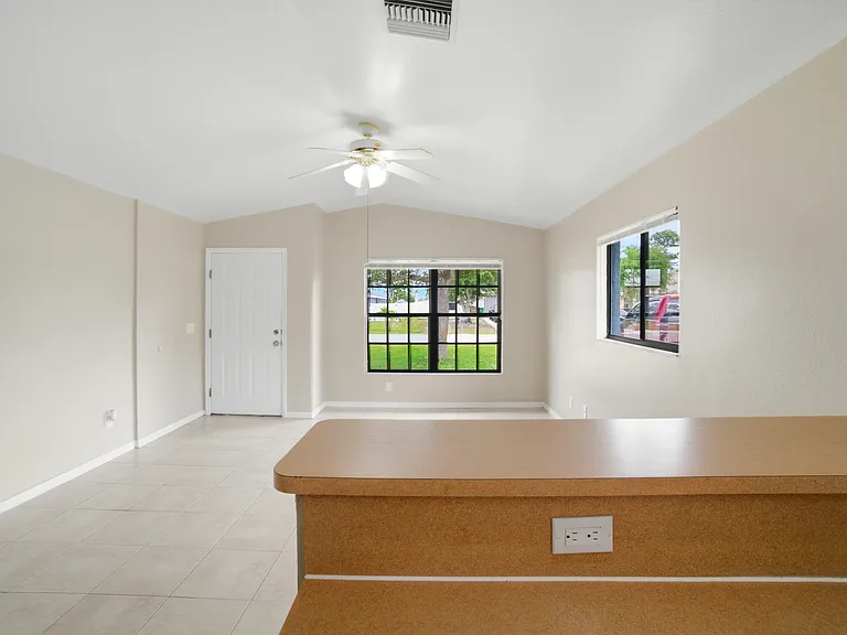 1712 SW Santa Barbara Pl #1712 — Photo 6