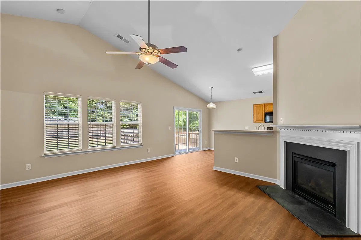 3 bed, 1250 sqft, $1,600 — Photo 4