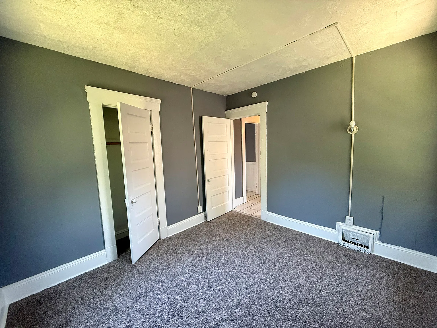 3 bed, 706 sqft, $1,100 — Photo 3