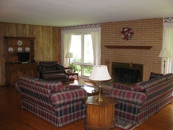 3rd image of 1082 Bellaire Dr