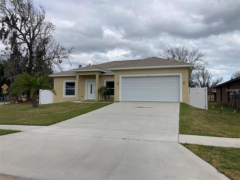 925 Lora St — Photo 2