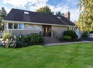 8 Gruber Dr, Glen Cove, NY 11542