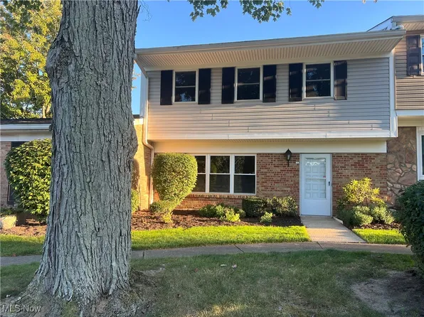 2077 Carlile Dr, Uniontown, OH 44685