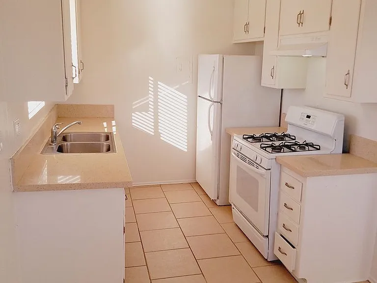 135-153 S Hemlock St — Photo 21