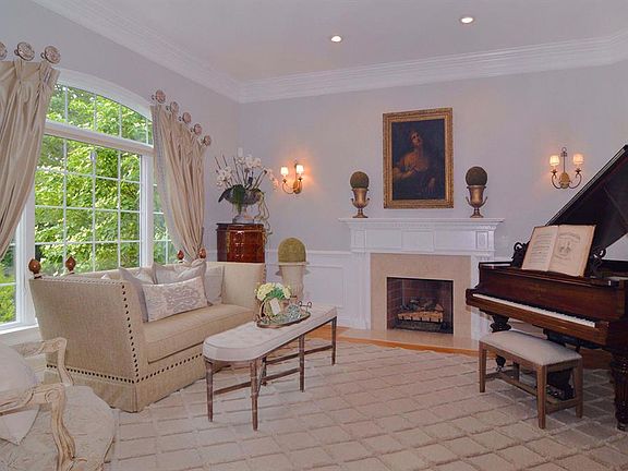 5th image of 258 Finch Ln N