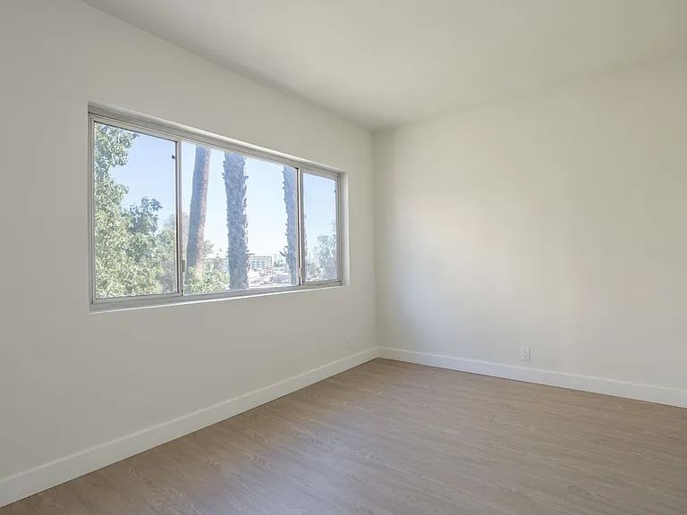 1811 Tamarind Apartments — Photo 40