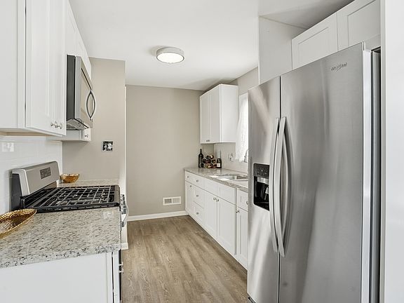5th image of 537 E 161st Pl